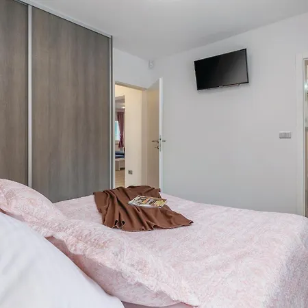 2 Bedroom Front In *