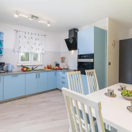 2 Bedroom Front In Prázdninový dům