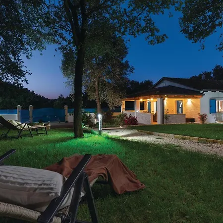 2 Bedroom Front In Prázdninový dům Rovinj