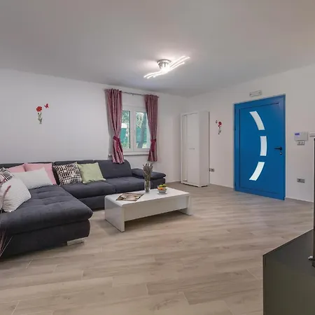 2 Bedroom Front In Prázdninový dům Rovinj