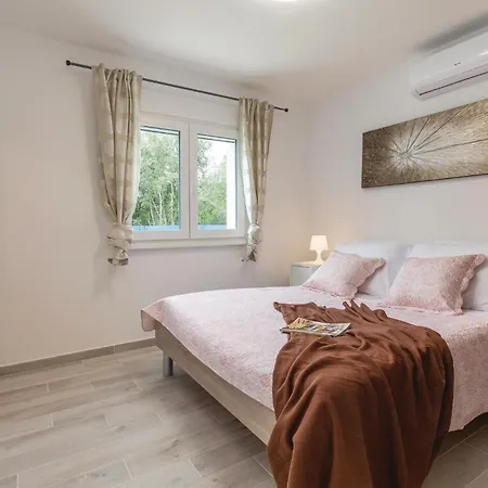 2 Bedroom Front In Prázdninový dům *